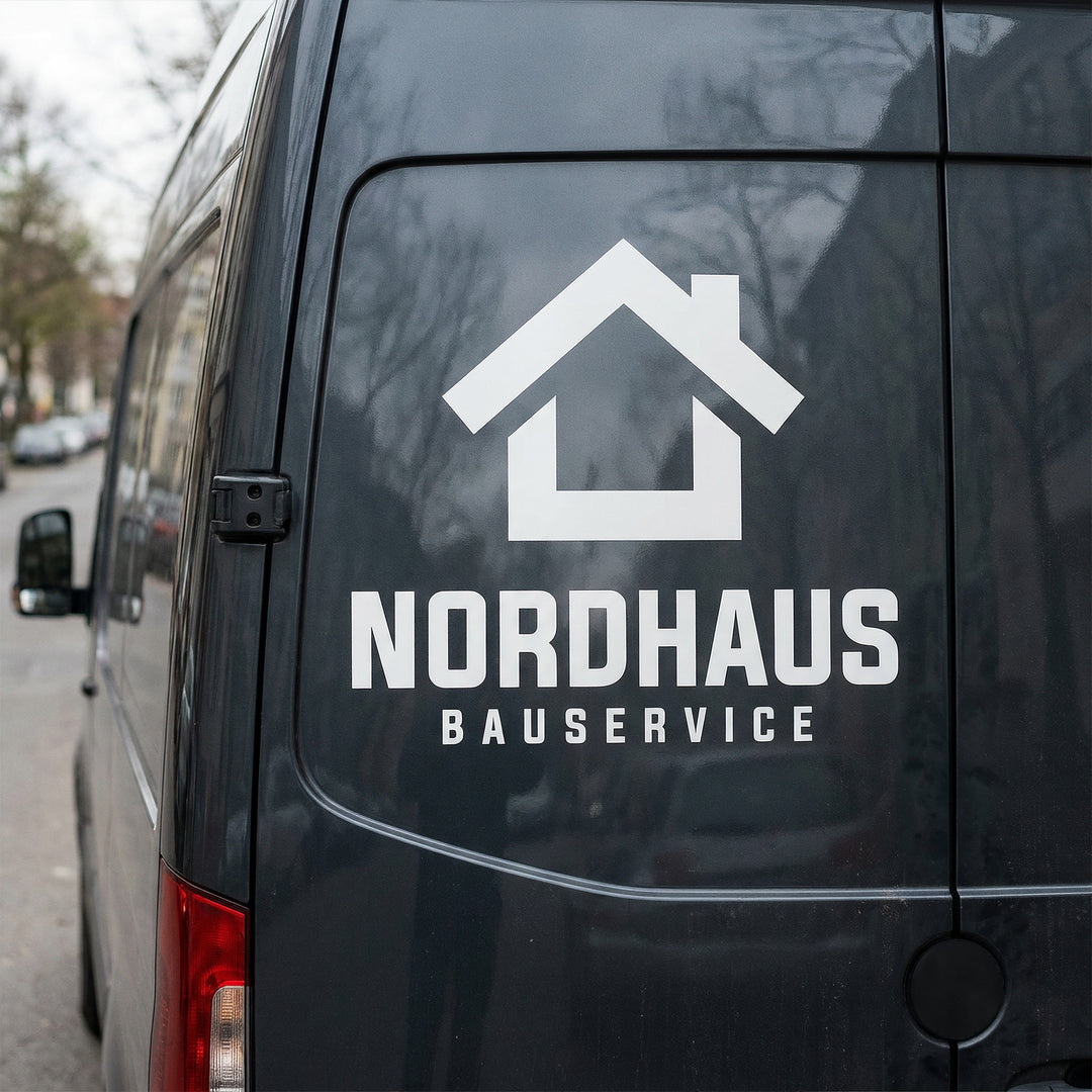 Bau-Logo als weisse Klebefolie auf einem dunklen Transporter